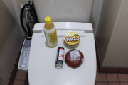 海外「日本ではトイレで食事する人々がいるらしい・・・」日本人の生活は本当に憂鬱そうだね