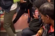海外「電車の中でいきなり歌い出してドン引きされる黒人」