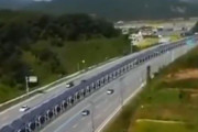 【海外の反応】韓国では高速道路の中央に設置されたソーラーパネルの下に自転車道がある　海外の反応「非常に賢いと思う、そのエネルギーを使う未来の世代がいない」