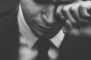 男同士の尊い友情にクゥッ！結婚式で緊張マックスの新郎を隣で支える親友
