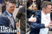 英右派活動家にミルクシェイクが投げつけられ、リベラル層が大喜び[海外の報道]
