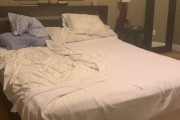 喧嘩で怒った旦那が腹いせにベッドの半分だけ整えたと妻が投稿→「ベッド半分も使えるなんて羨ましい！！」 海外の反応