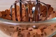 本当に作っているかのように、レゴでチョコレートケーキを作る映像が海外で話題に←子供が喜ぶやつやん　