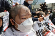 「東京五輪不参加を決議せよ」…韓国与野党本部に乗り込んだ大学生を警察連行＝韓国の反応