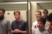 「男子更衣室で歌い出した彼らは…なんてクールなんだ！」