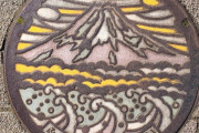 外国人「日本にはどの町にもコレがある」富士山マンホールが海外で話題に
