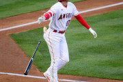 海外「大谷翔平は期待を裏切らない！(ﾌﾞﾙﾌﾞﾙ」22号ホームラン！打球速度173km、飛距離121m！！レフトへかっ飛ばす！