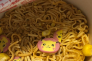 海外「ピカチュウ味のカップラーメン！？やっぱり日本は狂ってるよ！」ポケモンカップヌードルの中身で外国人の中で話題に