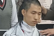 韓国人「反日思想を注入する共産主義式の主体思想の衰脳教育に韓国の高校生が頭を丸めて抗議！」思想を注入する教育現場に反対し断髪式を行う　韓国の反応