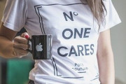 そのTシャツってこんな意味だよ 日本人に自分の着ているTシャツに書いてある英語の意味を教えてみたら・・・ 海外の反応