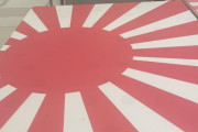外国人「ショッピングモールに旭日旗すぎるテーブルが置いてあった…」