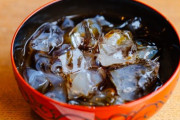 海外「日本人の食の創造力がスゴイ…！」日本の和菓子店の『くずきり』作りに世界が興味津々｜海外の反応
