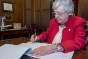 海外「女性の選択権を奪うの！？」 米アラバマ州で最も厳しい中絶禁止法成立、外国人から非難のコメントが続々！ 海外の反応