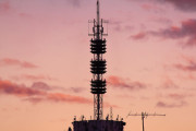 「5G電波は新型コロナを伝染させる」 イギリスでデマが拡散し電波塔の放火事件が多発