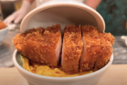 【海外の反応】「日本の本物のトンカツを見てみよう！」日本のトンカツ丼。