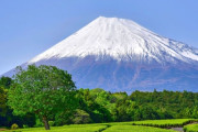 富士山を模して丘を白く塗装、観光客を呼び込もうとする中国のテーマパーク