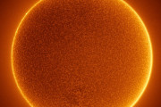 海外「驚いたのはこんな小さな箱で宇宙の中、人間が生きていけるってことだね」太陽を通過する宇宙ステーション NASAが公開した幻想的な写真が話題に