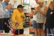 98歳のおじいちゃん、バイト先のスーパーでサプライズ誕生日会を開いてもらい幸せ