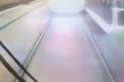 乗務中に携帯をイジる運転士さん、顔を上げると取り返しの付かない状況になってて顔面蒼白へ　海外の反応