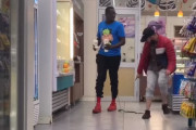 海外ユーチューバー「ショップ店内の買い物している人にヘビでドッキリし掛けてみた！」　 ←これ日本でやったら叩かれるからな