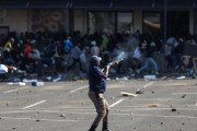 海外「まるでゾンビアポカリプス。大統領逮捕による混乱で無法地帯となり略奪が横行する南アフリカを見てみよう」