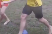 これは確実に足が折れる！危険すぎる遊びボウリングサッカー。海外の反応