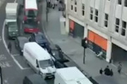 海外「イギリス、反石油団体が道路を封鎖して救急車が立ち往生する」