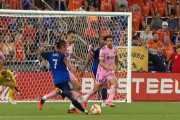 海外の反応「日本には優れたMFが何人もいる」日本人がメッシの前で豪快ミドル弾！アメリカ震撼