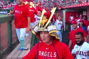 【海外の反応】忙しい大谷翔平の代わりに水原通訳が兜姿に【MLB】