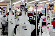 中国人「日本のお店のレジの人がトロ過ぎる。レジが終わるまでに一時間くらいかかってる気がする」　中国の反応