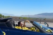 バナナバナナナナナナ。バナナを食べながら車を運転して颯爽と走り抜ける男。海外の反応