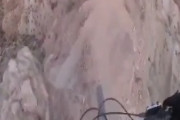 一歩間違えたら大惨事！マウンテンバイクで崖を凄い勢いで降りていく映像が海外で話題に
