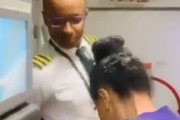 パイロット志望の息子を30年間支えた家政婦の母親…息子の飛行機に搭乗して涙が止まらなくなる