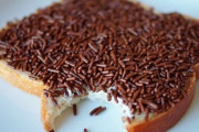 オランダ人「お前ら朝食の食パンにはチョコをかけるよな？」