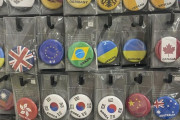 国旗マニアの外国人、東京のとある店の品揃えに大興奮してしまう