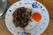 海外「旅行中に食べた最もクレイジーな食べ物を教えてくれｗｗｗ」日本だと鳥の刺身かな、あまり美味しいとは思えなかったよ・・・