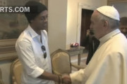 【海外の反応】故ローマ教皇、ロナウジーニョに究極の質問をしていた「ユーモアがあられるｗ」