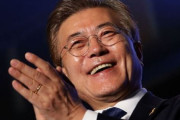 韓国人「文在寅大統領の支持率が55.7%！1年6ヵ月ぶりに最高値を記録！」　韓国の反応