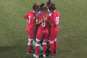 女子サッカーの試合中にヒジャブが取れそうになった女性を敵チームの選手がかばう