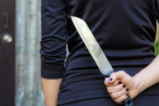 【強い】性犯罪者に襲われかけた女性、反撃で相手のアソコを噛みちぎり尻にナイフを突き刺し逃げ出す