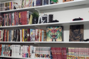 外国人「中学生から集めてた漫画コレクションが一通り完成したので見てくれ！」