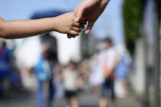 海外「日本の子供人口が39年連続で下がる」
