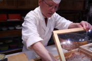 【海外の反応】「日本の寿司は世界一の食事」日本の築地屋台寿司。