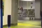 「マイアミ国際空港のフロアがスライムのような色の液体に染まっていた…」→理由があった