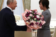 【海外の反応】なぜ？昭恵夫人がプーチン大統領と面会！花束に涙…世界中から様々な声