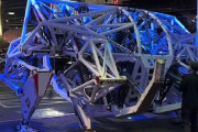 ラスベガスのクラブに雇われた最強の用心棒は巨大な外骨格ロボット！