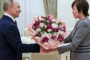 【哀悼】プーチン、花を持って秋絵夫人と接見→韓国人「意外な組み合わせ」
