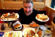 海外視聴者「エビまで！？おいしそう！」日本の喫茶店チェーンをアメリカ人が食レポ紹介
