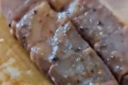 海外「日本村で買ったA5の和牛焼いてみた」→舌がとろけだす肉汁の深みにはいりこんで・・異次元