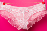【海外】女性用下着の前に小さなリボンがある理由とは？その魅力と秘密を解明！